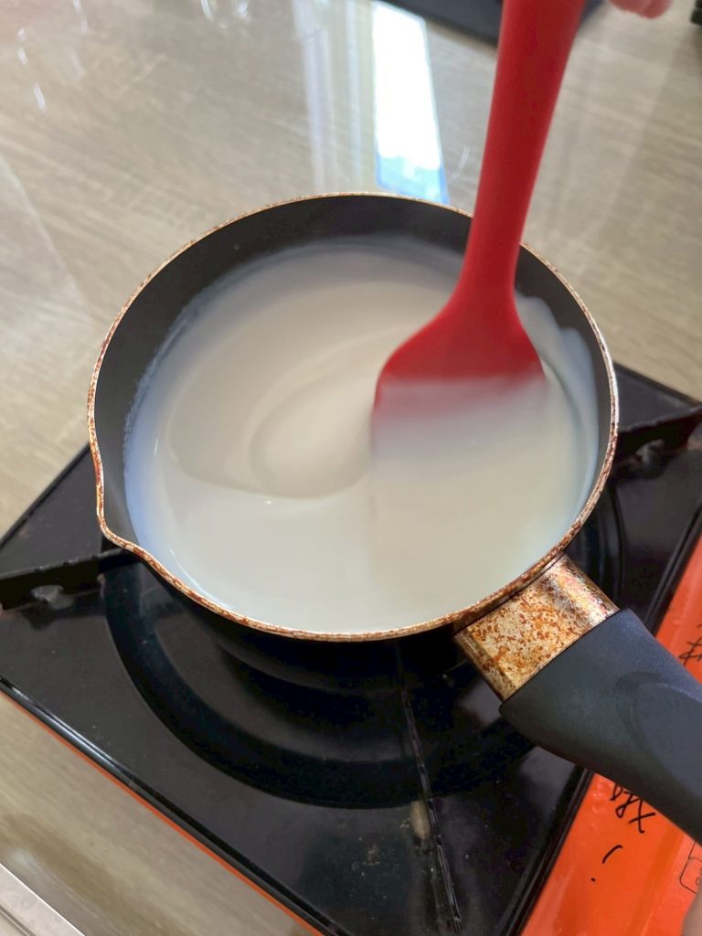 雪花糕作法-加熱攪拌至濃稠狀