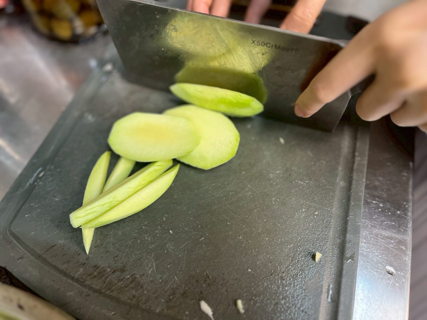 四邊果肉切下