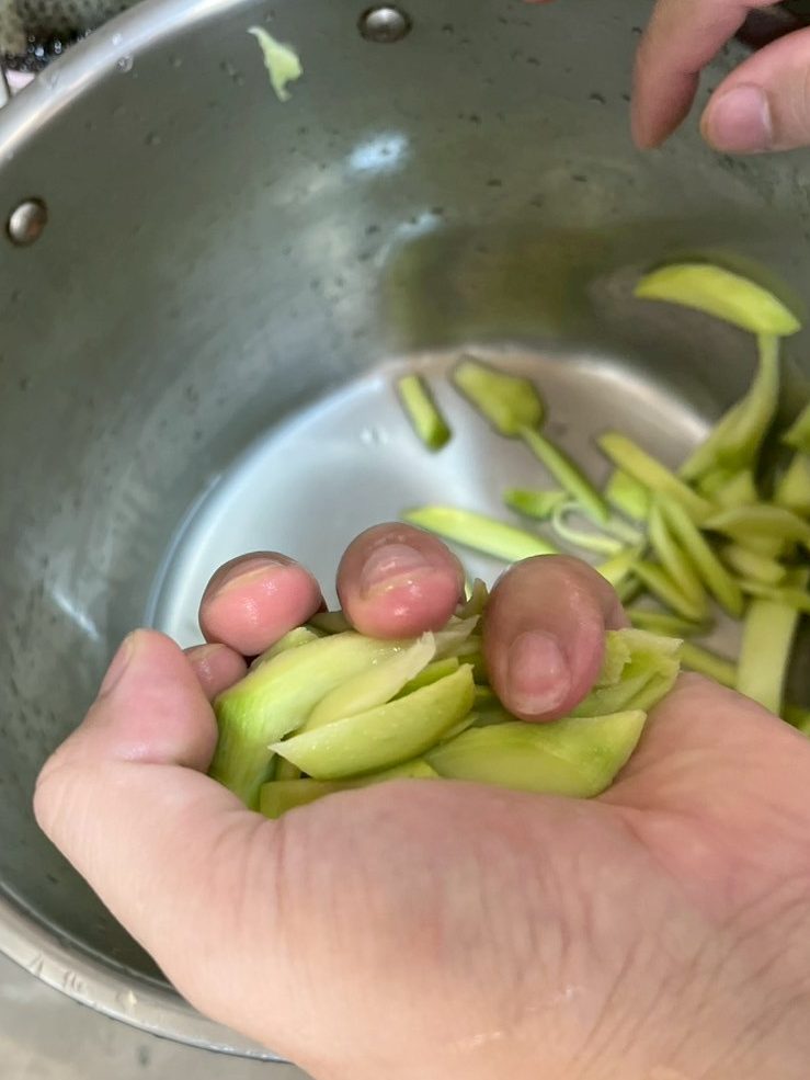 用手盡量擠乾水分