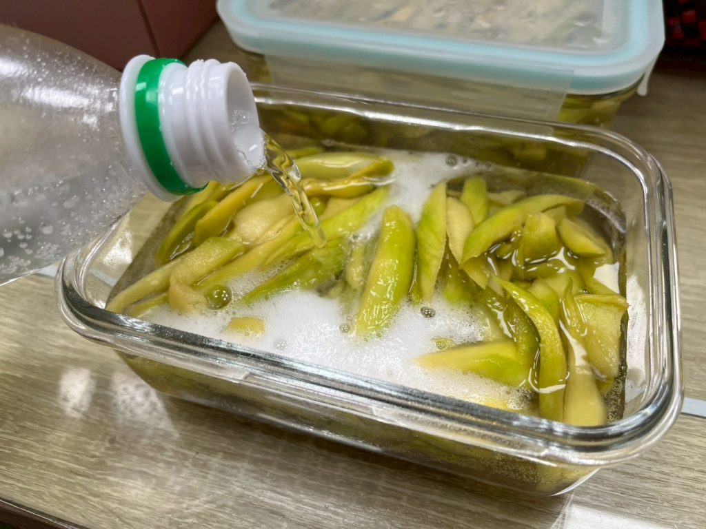 倒入氣泡水(水蜜桃)