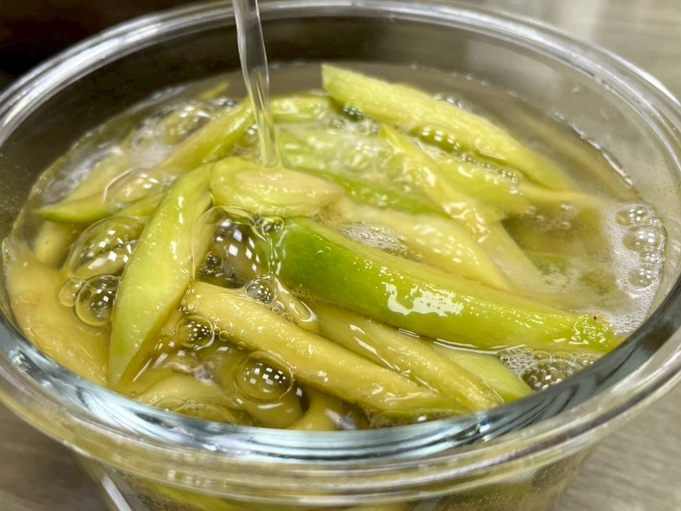 倒入氣泡水(葡萄)
