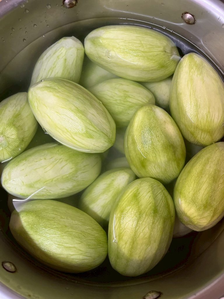 削好皮的芒果泡入鹽水