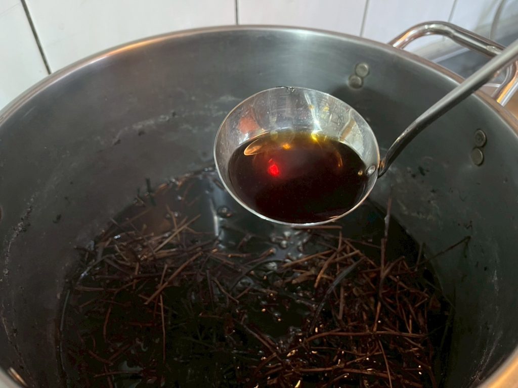 熬煮仙草茶第一次茶色