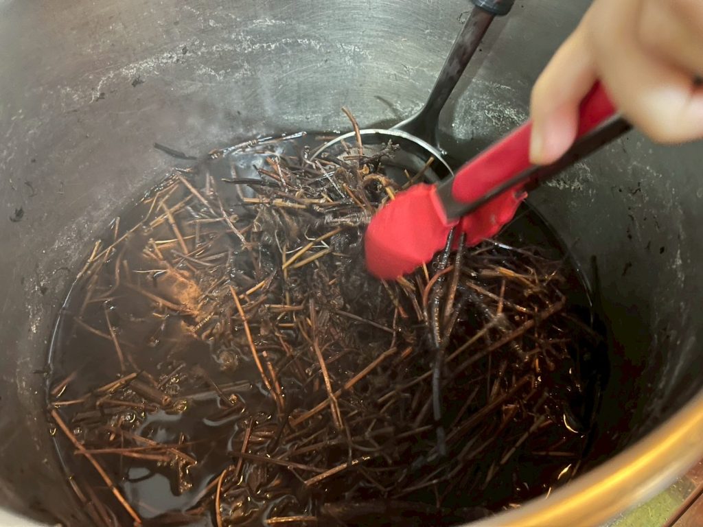 夾仙草出來和一點茶湯