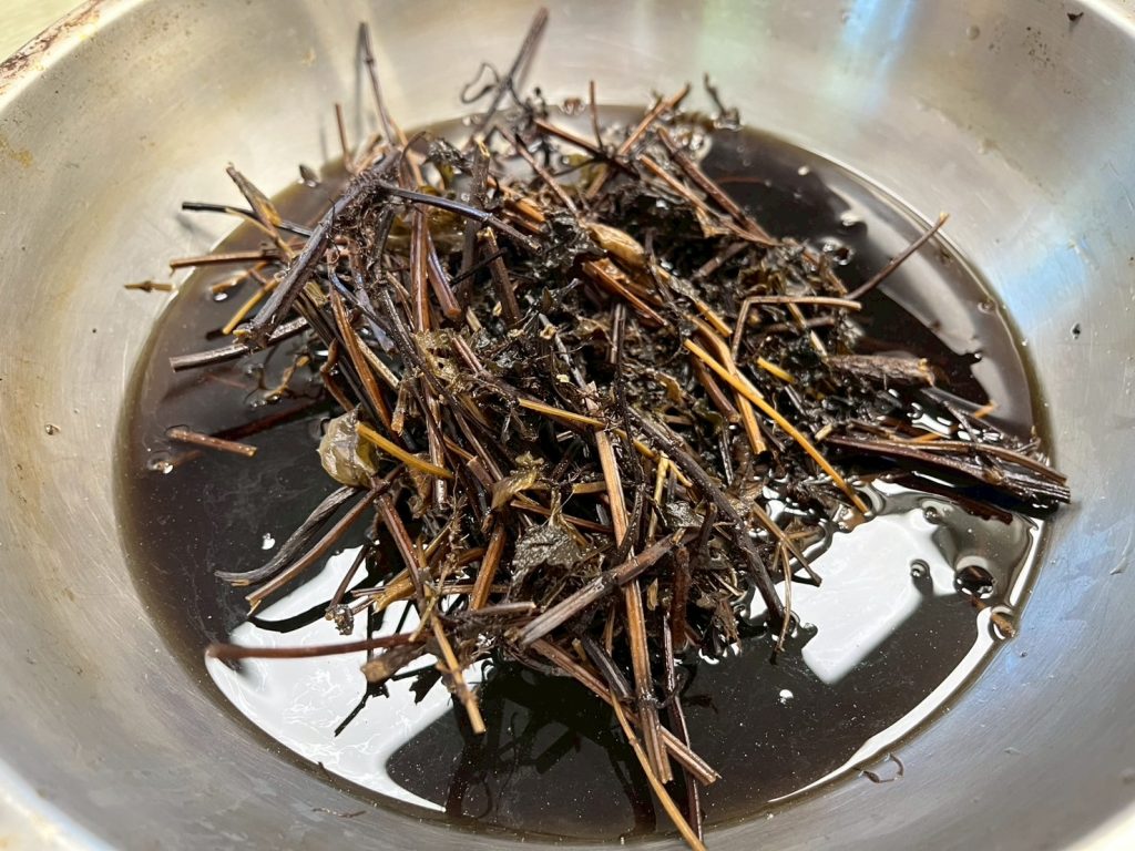 夾仙草出來和一點茶湯