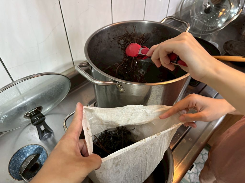 將仙草枝條夾進濾袋
