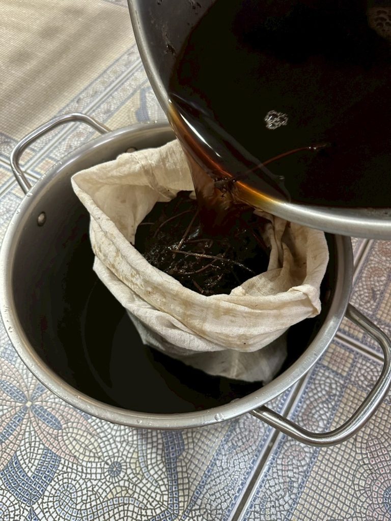 倒入濾袋過濾仙草茶