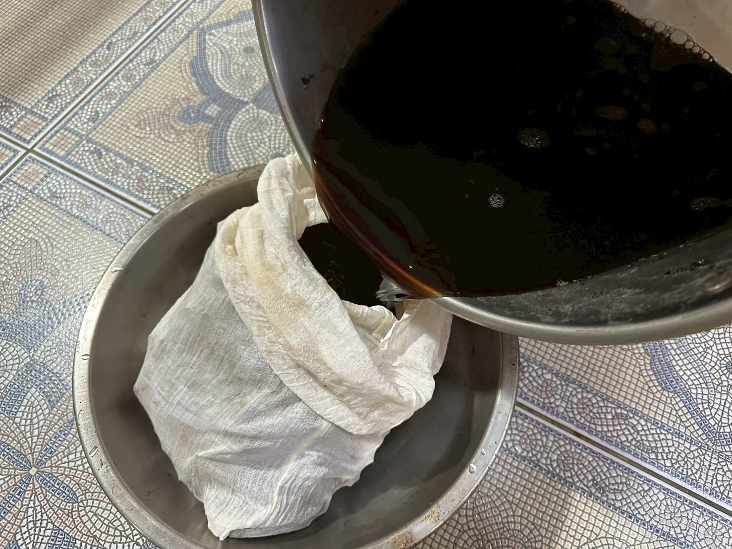 倒入濾袋過濾仙草茶