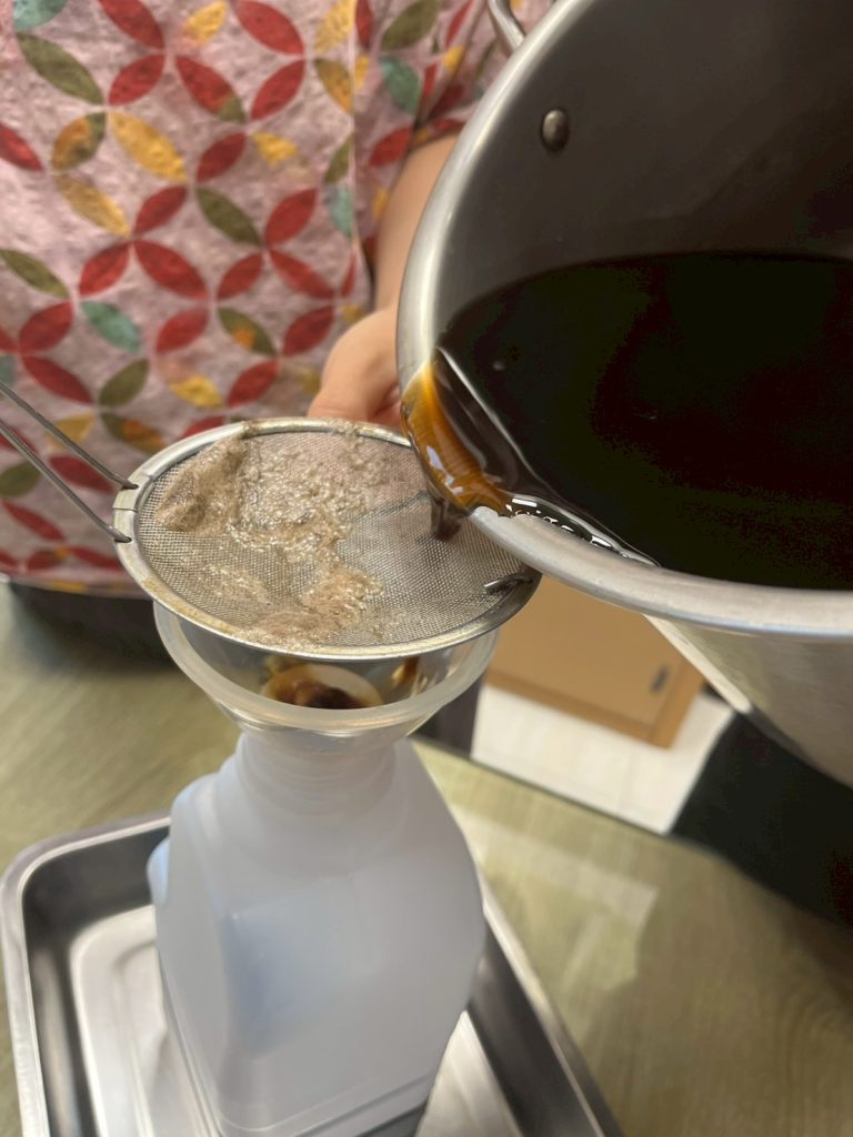 用過濾網再次過濾仙草茶