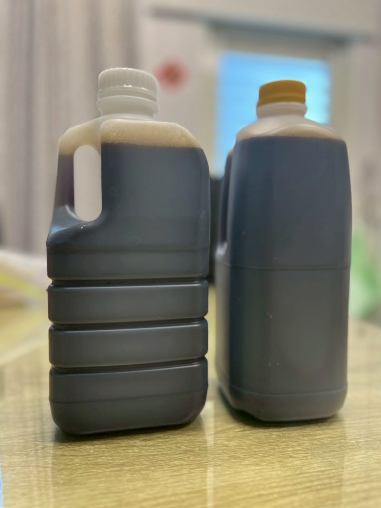 乾淨容器盛裝仙草茶