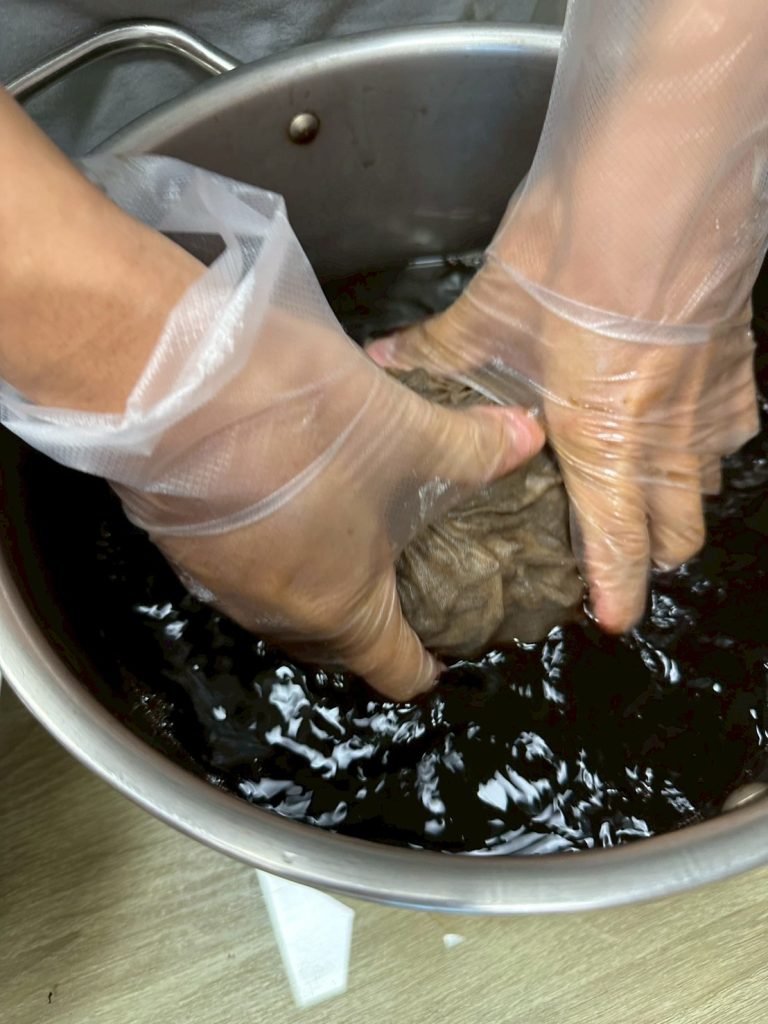 戴上手套搓揉濾袋
讓枝條上的膠質再度釋放