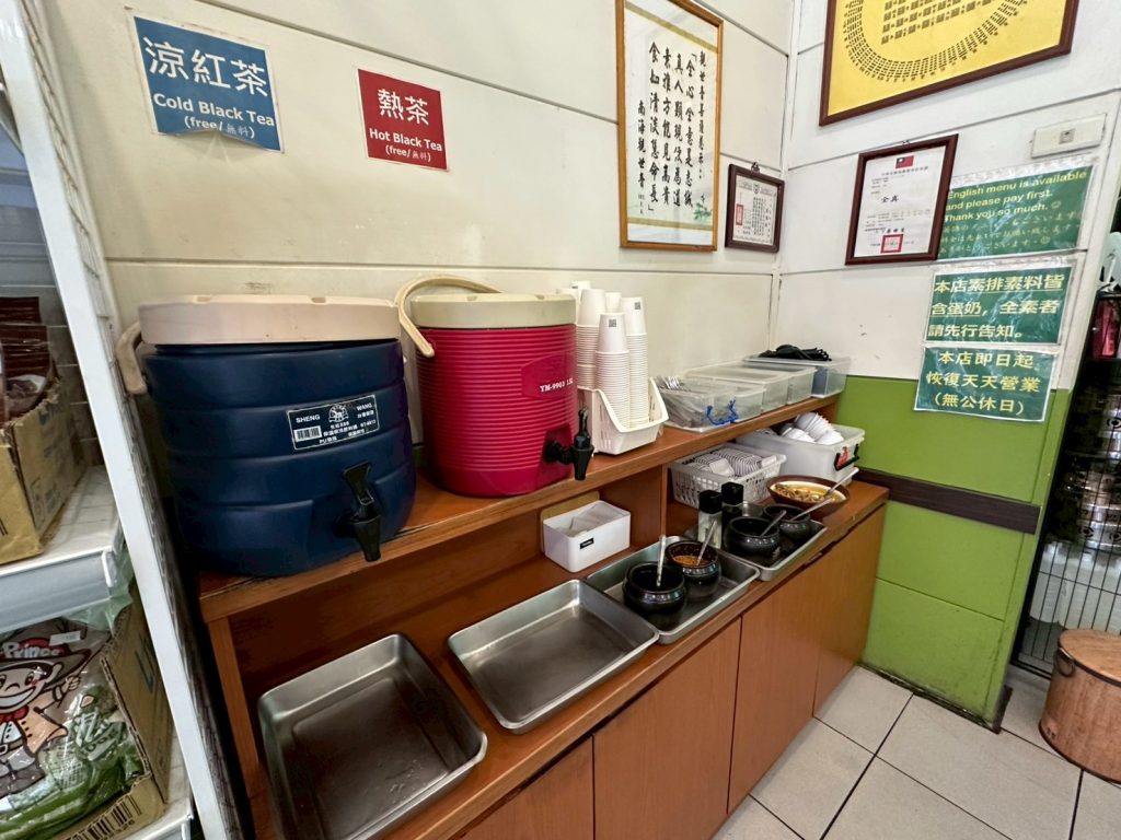 全真素食-餐具、飲料、小菜、醬料區