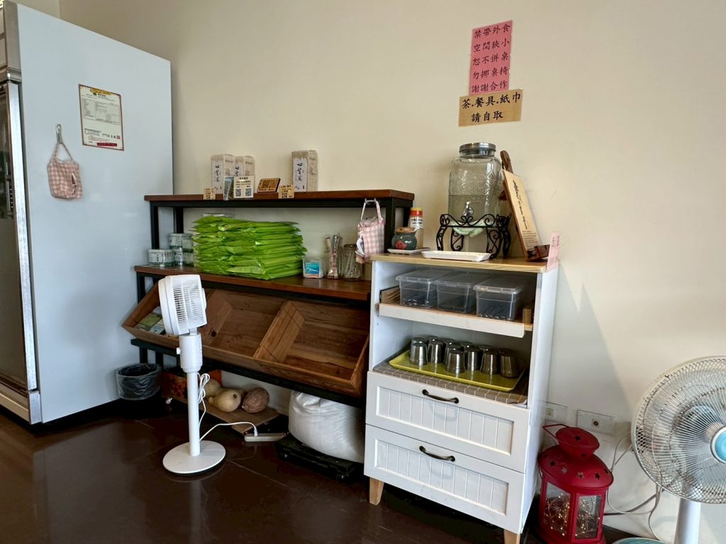 素人食堂-餐具茶水區