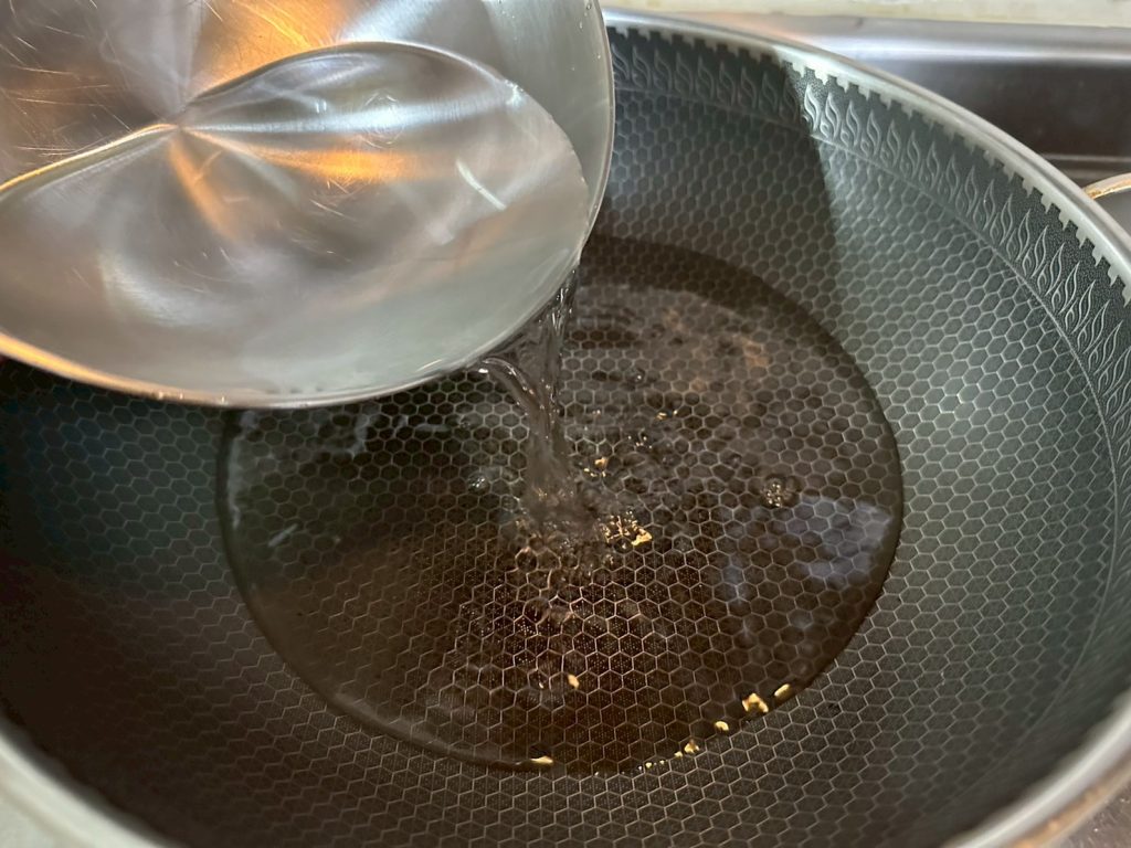 蘿蔔糕作法-倒入測量好的水