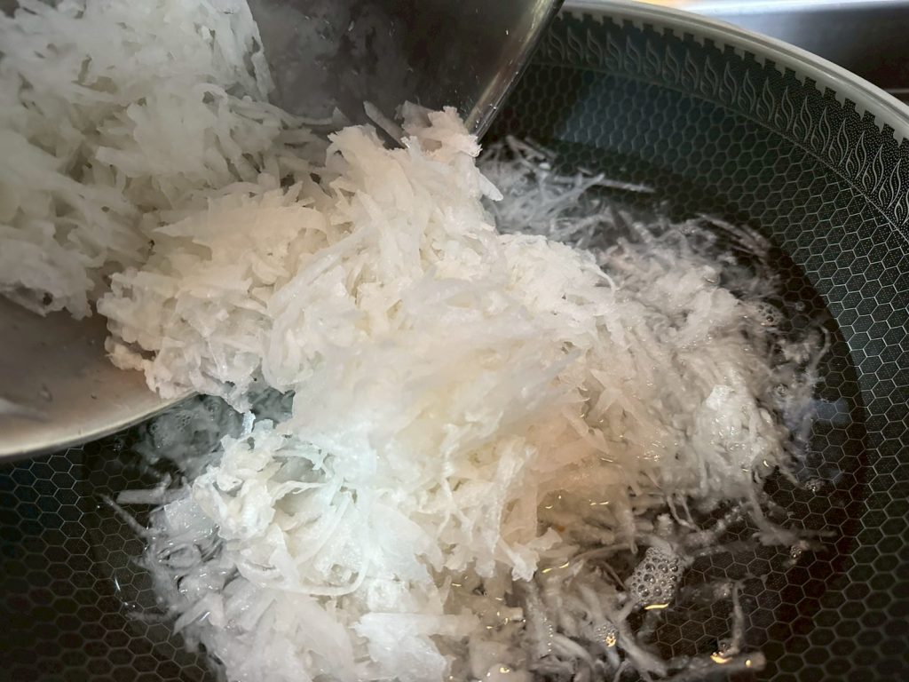 蘿蔔糕作法-倒入測量好的蘿蔔絲