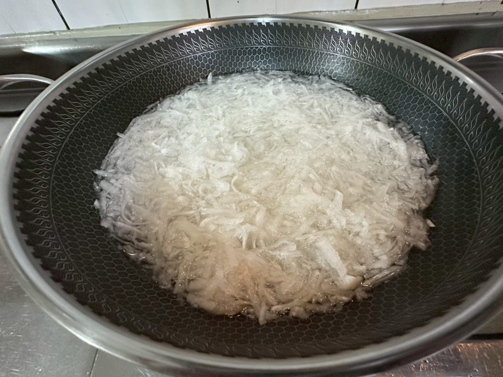 蘿蔔糕作法-冷水煮蘿蔔絲