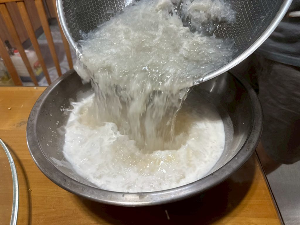 蘿蔔糕作法-要在水燙燙的時候快速的沖入粉漿中