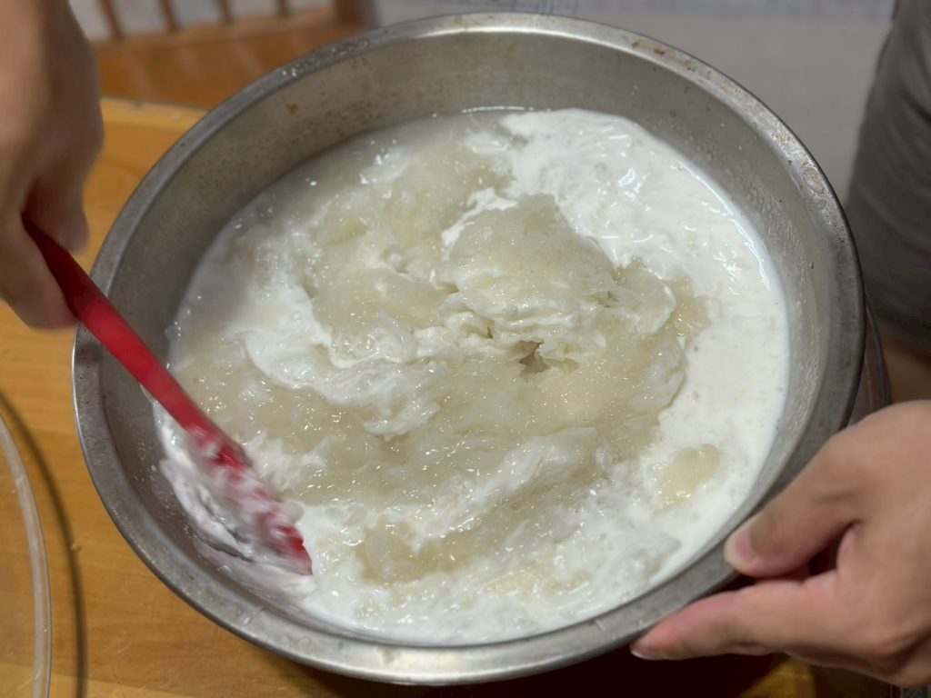 蘿蔔糕作法-用拌刀將蘿蔔絲和麵糊快速攪拌混合均勻