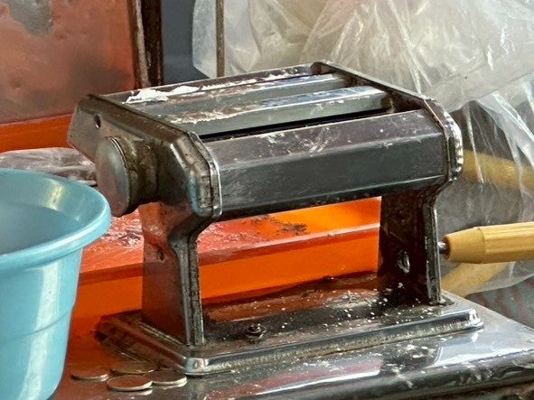 校舍素食-壓麵機