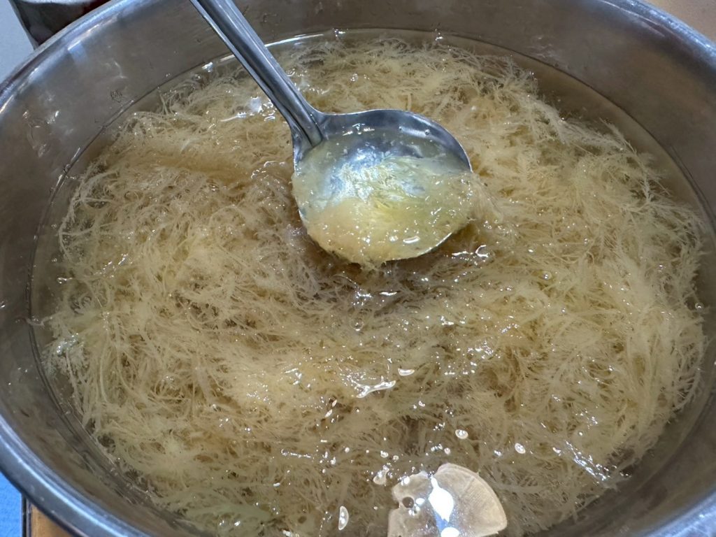 製作石花凍 放入電鍋煮