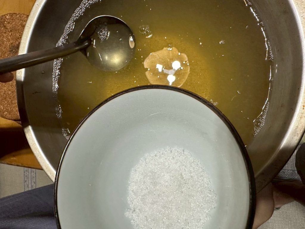 製作石花凍 加入砂糖調味