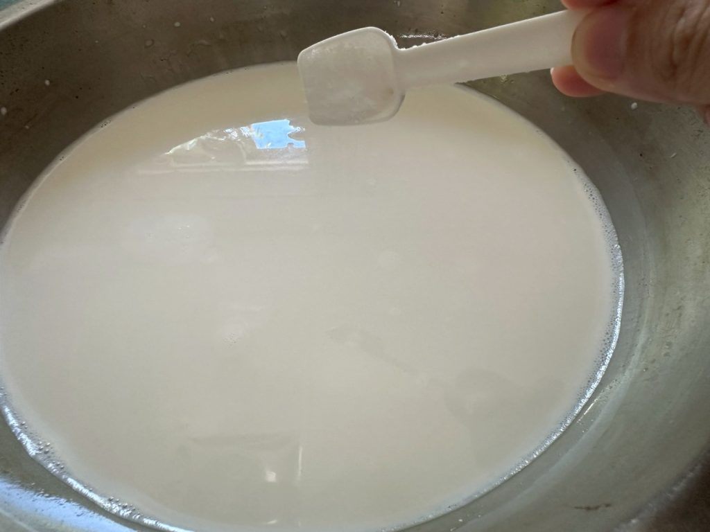 花生豆腐腦 加入鹽巴與糖
