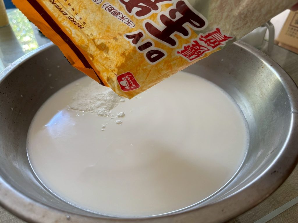 花生豆腐腦 加入玉米粉